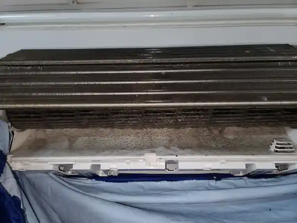 Quạt gió rất nhanh bẩn trong quá trình sử dụng máy lạnh, máy lạnh này là Minh Quân làm cho một khách hàng khi làm dịch vụ vệ sinh máy lạnh quận 1